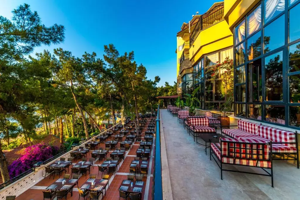 رستوران فضای باز هتل گرند یازیچی کلاب مارماریس پالاس